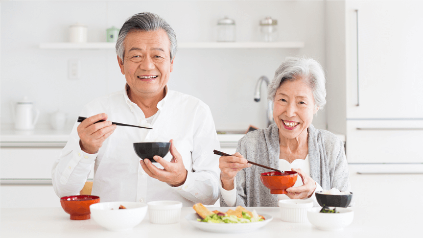 食事をする老夫婦